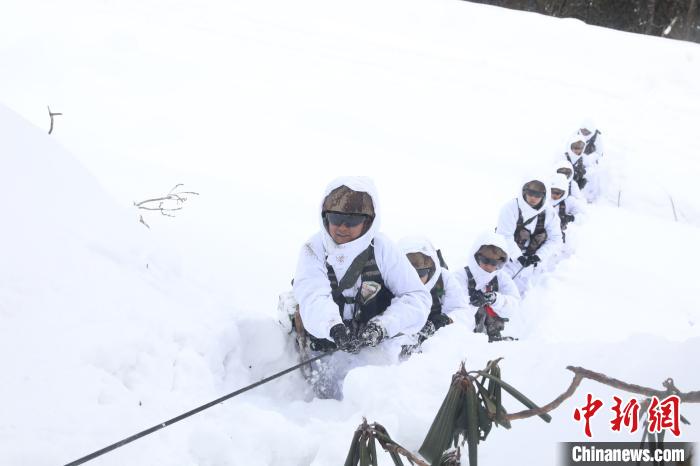 圖為依靠纜繩攀爬?！铎o 攝