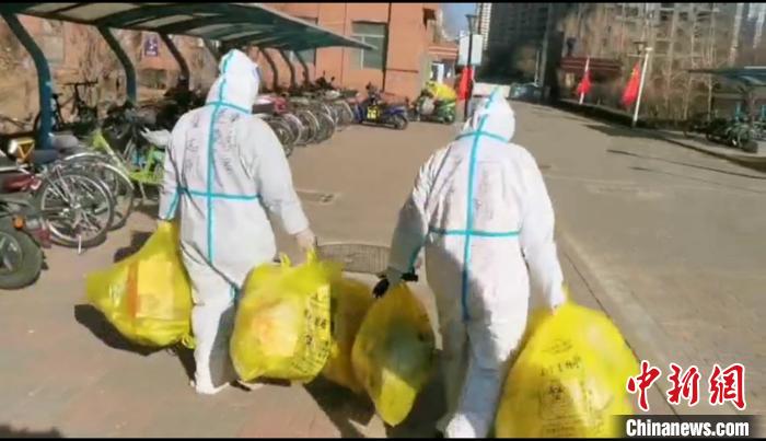 收集垃圾?！¤F西區(qū)委宣傳部 攝