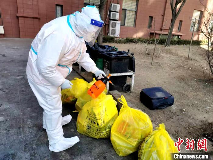 給垃圾做消殺?！¤F西區(qū)委宣傳部 攝