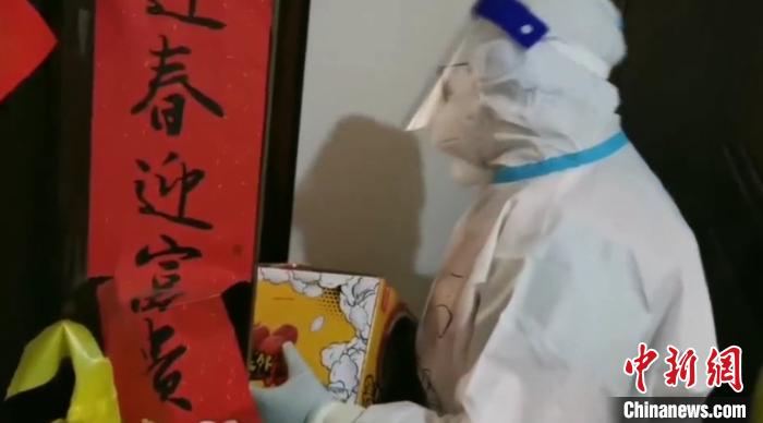 為封閉在家居民送快遞?！¤F西區(qū)委宣傳部 攝