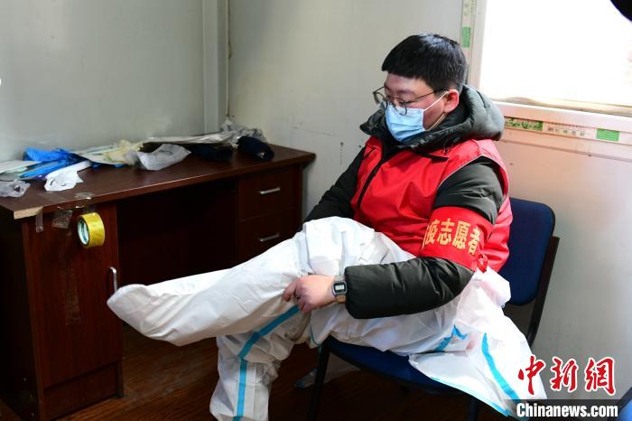 穿防護(hù)服?！¤F西區(qū)委宣傳部 攝