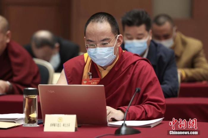 3月9日上午，全國政協(xié)十三屆四次會議舉行小組會議，討論“兩高”工作報告，審議各項決議和報告草案。圖為北京友誼賓館宗教界別委員小組會議現(xiàn)場，全國政協(xié)常委、中國佛教協(xié)會副會長、中國佛教協(xié)會西藏分會會長班禪額爾德尼·確吉杰布參加討論。<a target='_blank' ><p  align=