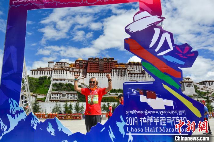 資料圖為2019年8月18日，拉薩舉行半程馬拉松賽?！〗w波 攝
