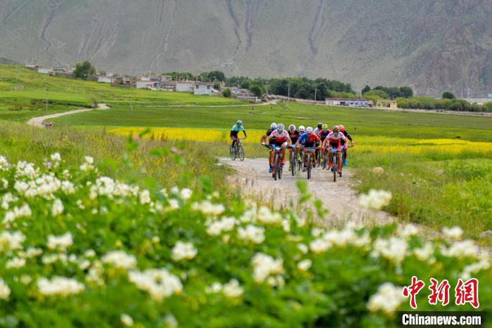 資料圖為2019年，西藏拉薩在堆龍德慶區(qū)舉行楚布溝山地自行車越野賽。　江飛波 攝