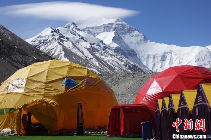 5月9日的珠峰北坡登山大本營(yíng)。　冉文娟 攝