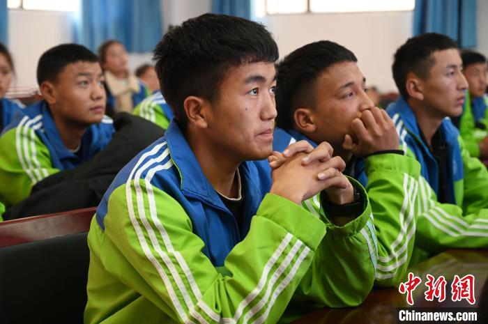 圖為學(xué)生在聆聽授課。