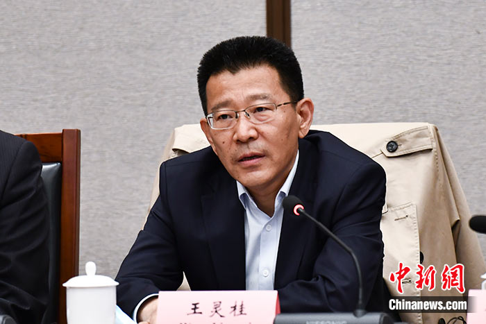 5月16日，由中國社會科學(xué)院西藏智庫、中國社會科學(xué)院民族學(xué)與人類學(xué)研究所主辦的第五屆西藏智庫國際論壇在北京舉行。中國社會科學(xué)院副院長王靈桂在致辭中表示，今年是西藏和平解放70周年，西藏人民團(tuán)結(jié)奮斗，把貧窮落后的舊西藏建設(shè)成經(jīng)濟(jì)發(fā)展、文化繁榮、社會進(jìn)步、環(huán)境良好、生活幸福的社會主義新西藏，西藏歷史上第一次徹底消滅了絕對貧困，同全國人民一起，西藏各族人民已經(jīng)走進(jìn)全面建成小康社會的新時代，進(jìn)入歷史發(fā)展的新坐標(biāo)。 <a target='_blank' ><p  align=