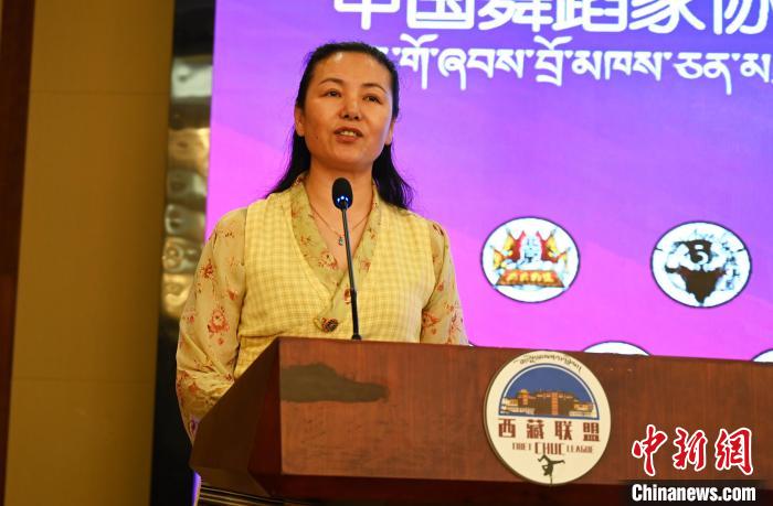圖為西藏自治區(qū)舞蹈家協(xié)會主席達(dá)娃拉姆致辭。　趙朗 攝