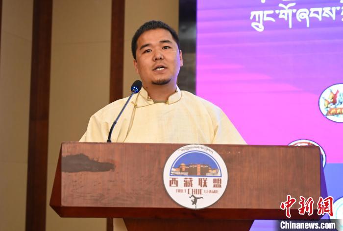 圖為西藏街舞聯(lián)盟常務(wù)副主任朗卡旺青致辭?！≮w朗 攝