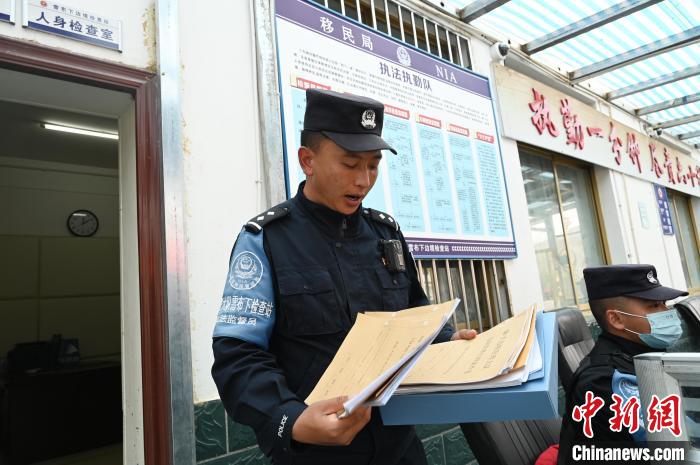 圖為洛桑朗嘎向記者展示卷宗?！≮w朗 攝