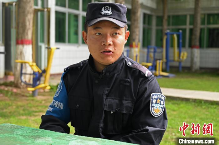 圖為邊煒接受記者采訪?！≮w朗 攝