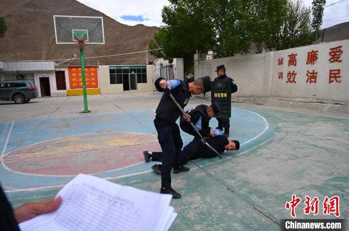 圖為移民管理警察進行警務技能考核?！≮w朗 攝