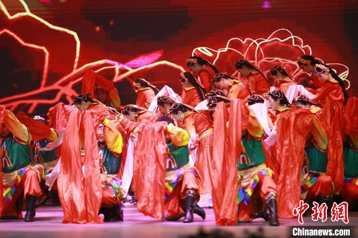 圖為農(nóng)行西藏分行演出現(xiàn)場(chǎng)?！∞r(nóng)行西藏分行 供圖