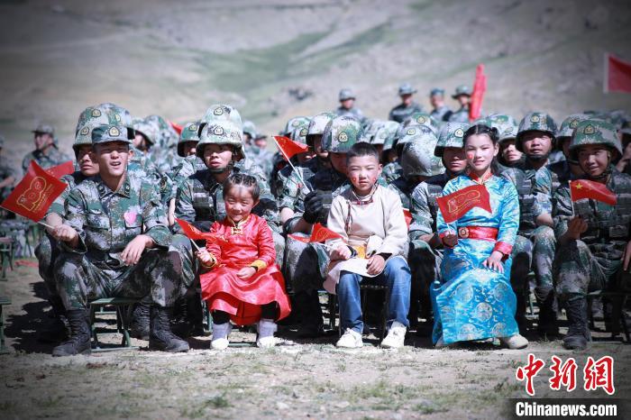 圖為駐地小朋友參加此次活動?！?普布扎西 攝