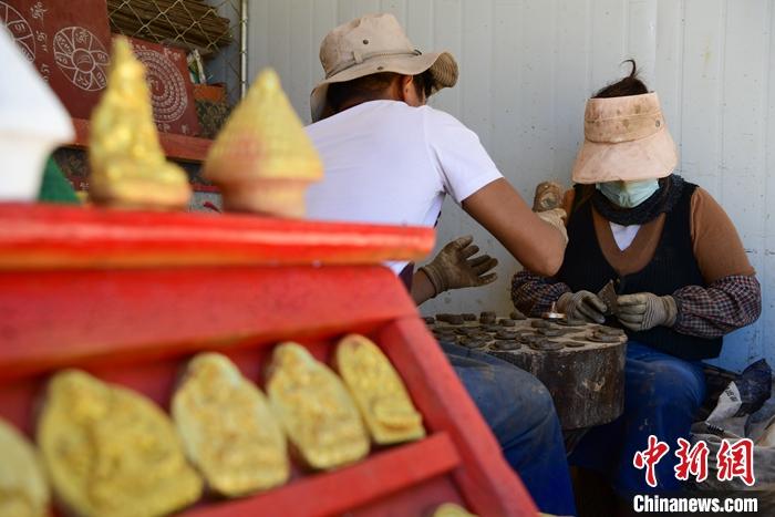 圖為6月14日，拉薩的手工藝人制作“擦擦”。 <a target='_blank' ><p  align=