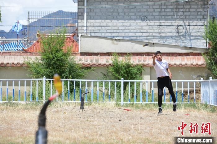 圖為西藏自治區(qū)拉薩市賽馬場內(nèi)市民在體驗“打牛角”項目?！∝暩聛硭?攝