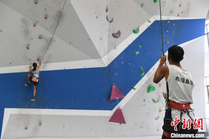 圖為西藏登山體驗健身訓練館內(nèi)登山隊員在體驗攀巖項目?！∝暩聛硭?攝