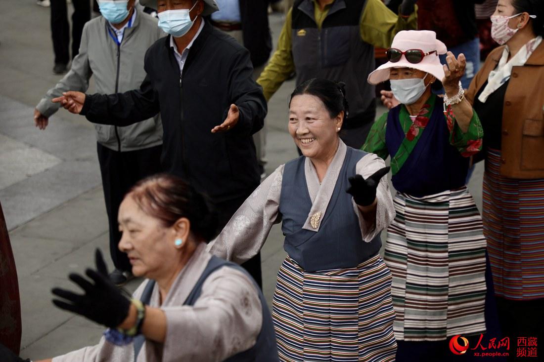 拉薩市民在宗角祿康公園跳鍋莊舞。人民網(wǎng) 次仁羅布攝