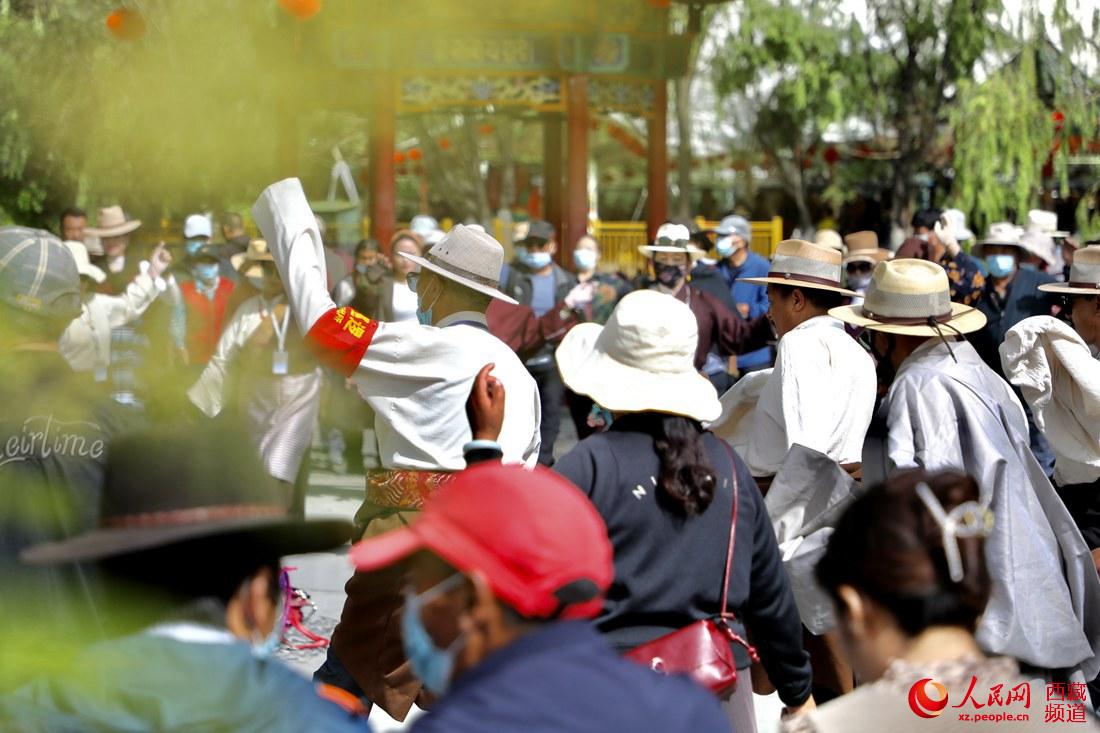拉薩市民在宗角祿康公園跳鍋莊舞。人民網(wǎng) 次仁羅布攝