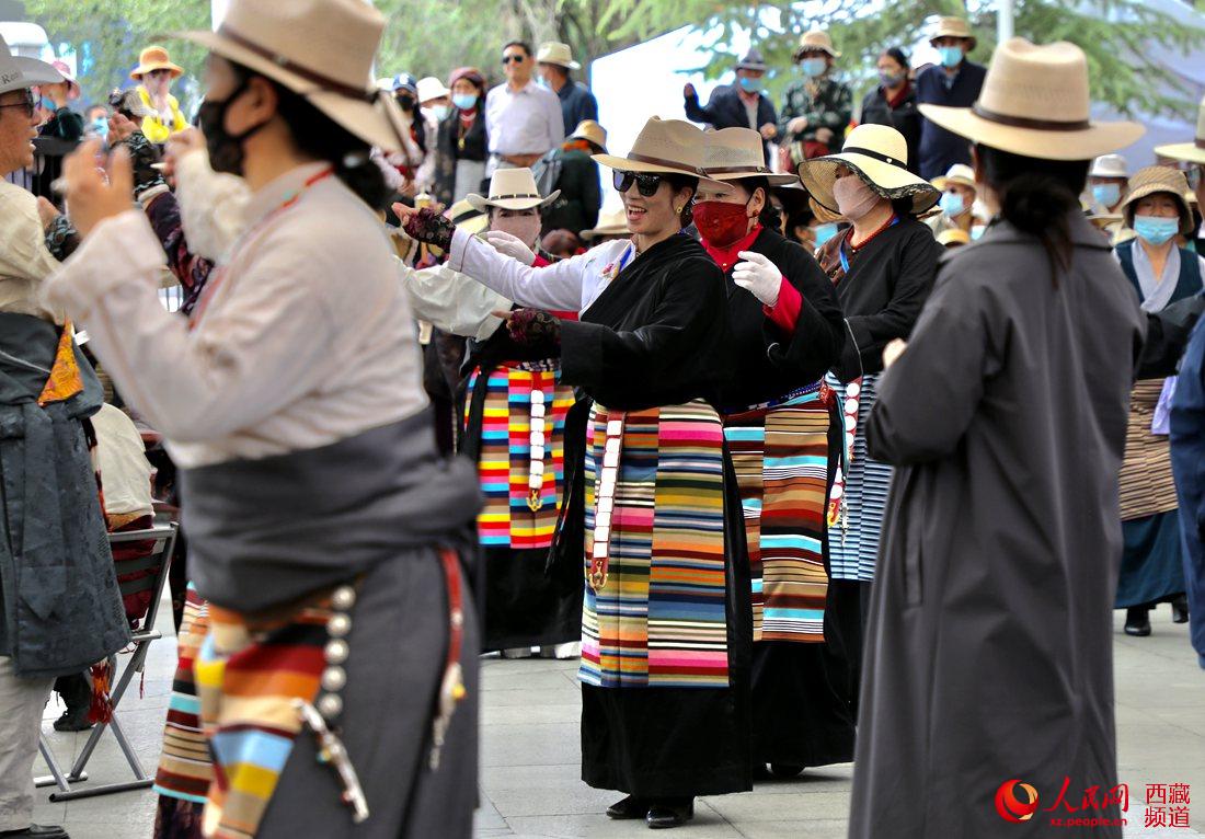 拉薩市民在宗角祿康公園跳鍋莊舞。人民網(wǎng) 次仁羅布攝