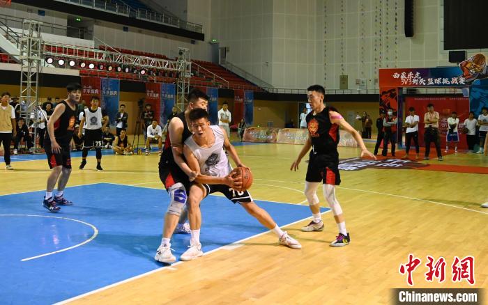 圖為西藏美康隊(duì)(白色球衣)對(duì)決雪域兄弟隊(duì)?！≮w朗 攝