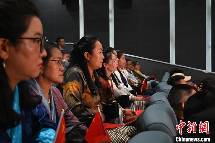 圖為觀眾觀看影片?！≮w朗 攝