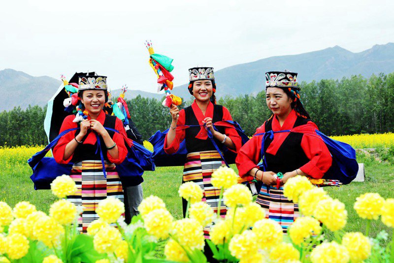 笑靨如花的群眾。洛?？酥閿z