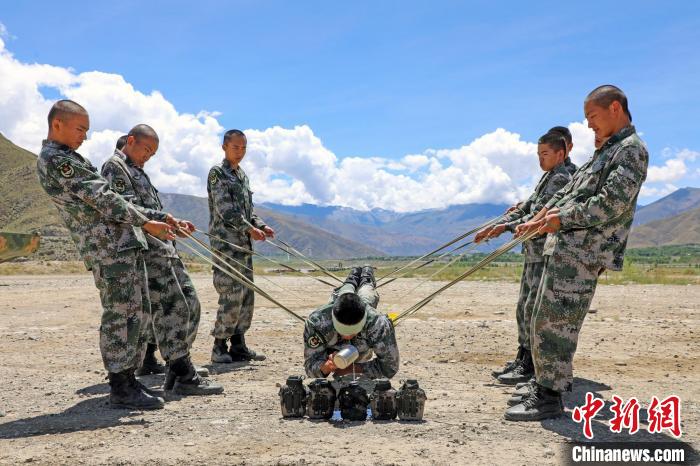 圖為荊棘排雷訓(xùn)練?！⊥踔緜?攝
