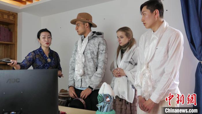 圖為圖為主播白瑪旺姆為留學生介紹直播流程?！≈x牧 攝