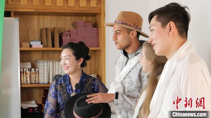 圖為留學生們正在直播帶貨?！≈x牧 攝