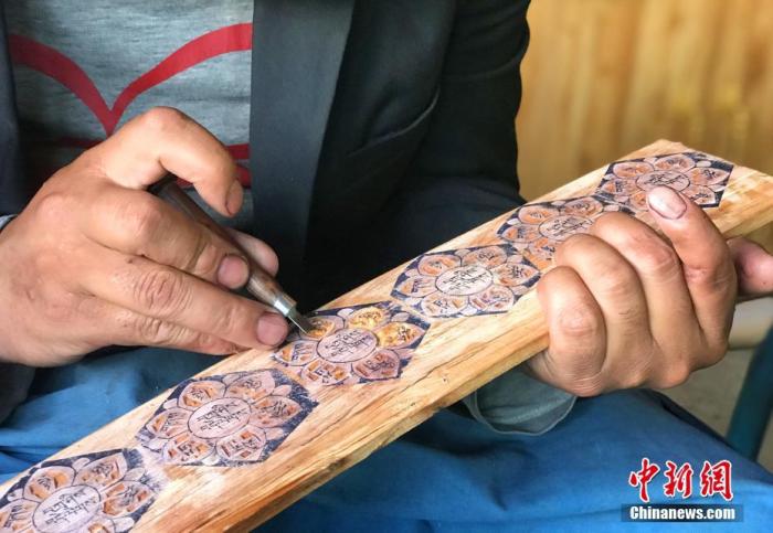 圖為7月14日，普松雕刻技藝傳承人嘎瑪曲扎正在家中進行創(chuàng)作。 <a target='_blank' ><p  align=