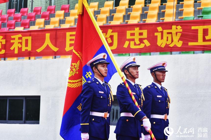 迎國家綜合性消防救援隊(duì)伍隊(duì)旗。人民網(wǎng) 李海霞 攝