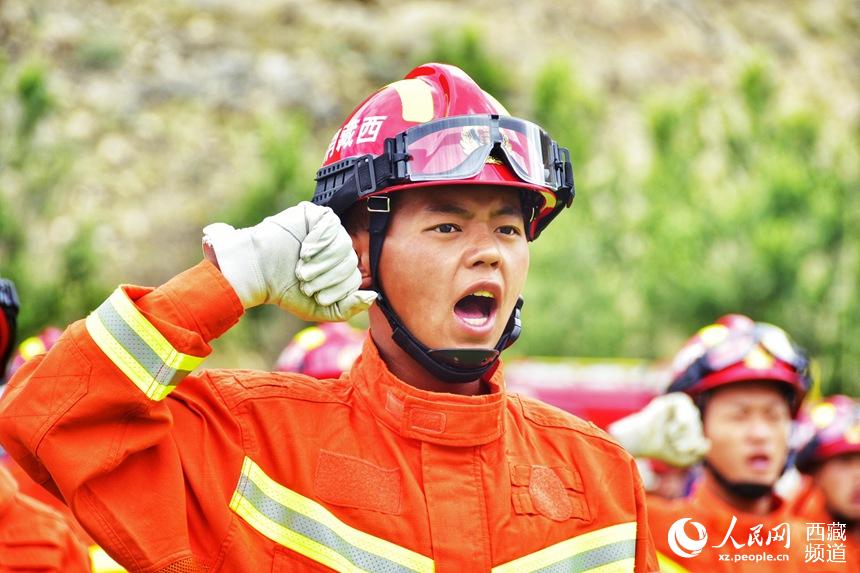 消防指戰(zhàn)員重溫入隊(duì)誓詞。人民網(wǎng) 李海霞 攝