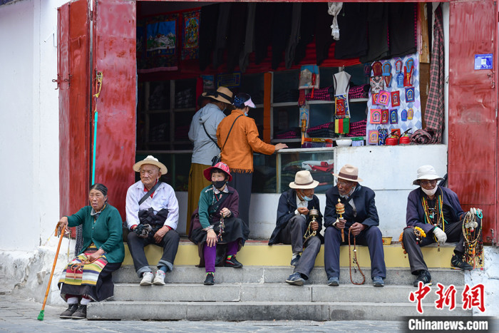 7月24日，轉(zhuǎn)經(jīng)老人在拉薩八廓街上休息。 <a target='_blank' ><p  align=