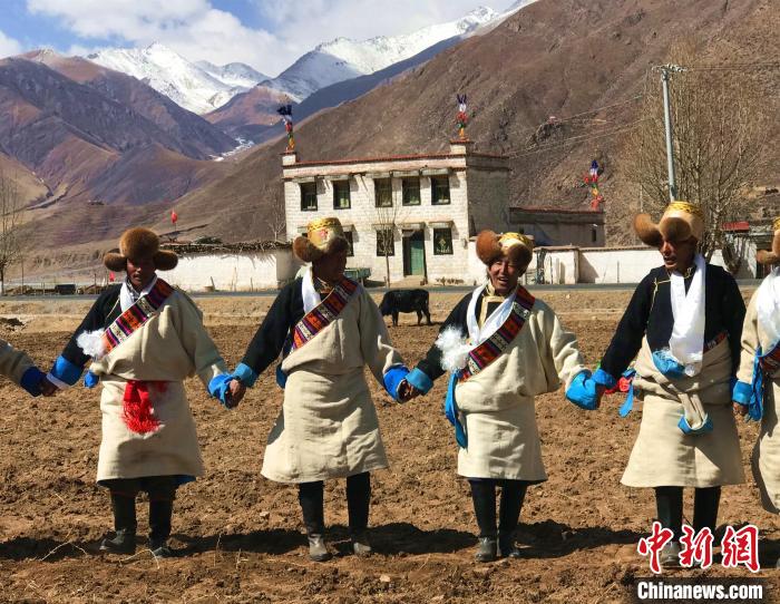 2021年3月，拉薩市德慶村村民在春耕儀式上表演傳統歌舞?！∪轿木?攝