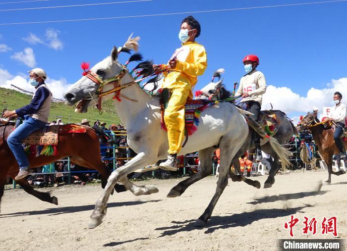 圖為打隆物交會期間舉辦的賽馬活動?！∪轿木?攝