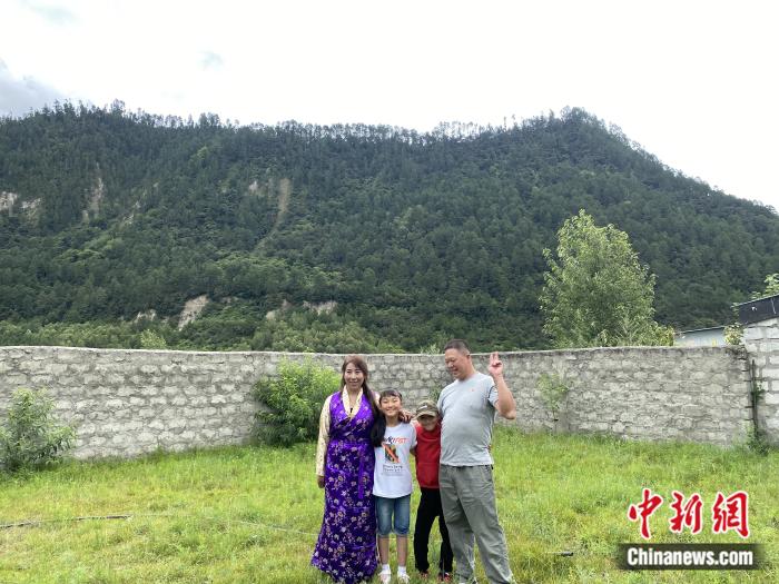 周勁名一家。彭寧鈴 攝