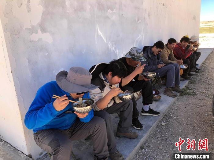 科考隊員在高原湖泊岸邊進餐?！?lt;a target='_blank' ><p  align=
