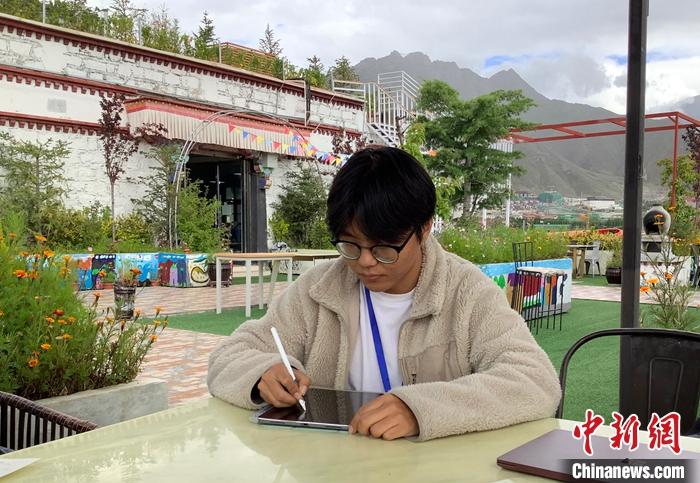 “Z世代”旦真旺加認(rèn)為，拉薩是一座開放與包容的城市，記憶中的拉薩是彩色的。2021年，旦真旺加從浙江大學(xué)漢語言文學(xué)專業(yè)畢業(yè)后，他選擇回到拉薩，成為一名漢語文實習(xí)助教。圖為8月4日，旦真旺加在課間陪學(xué)生玩耍。 <a target='_blank' ><p  align=