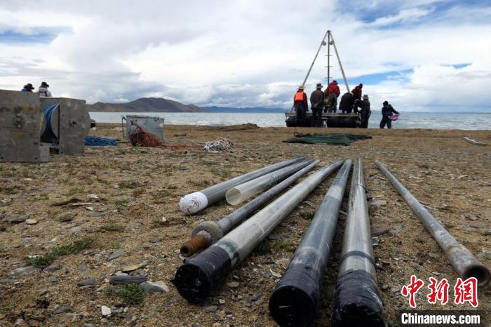 科考隊員從巴木錯采集的科研樣品?！?lt;a target='_blank' ><p  align=