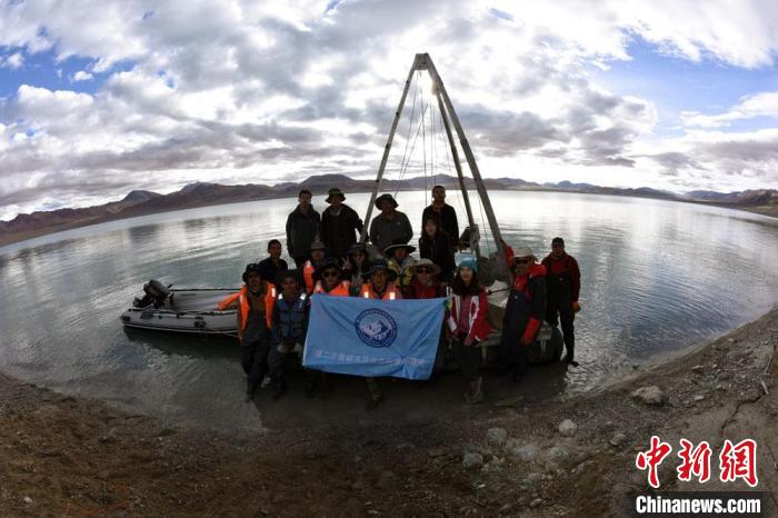科考隊(duì)員在結(jié)則茶卡湖岸邊合影。　<a target='_blank' ></p><p  align=