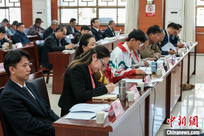 圖為8月10日座談會(huì)現(xiàn)場，左一為歸國定居藏胞晉美次旦。　江飛波 攝