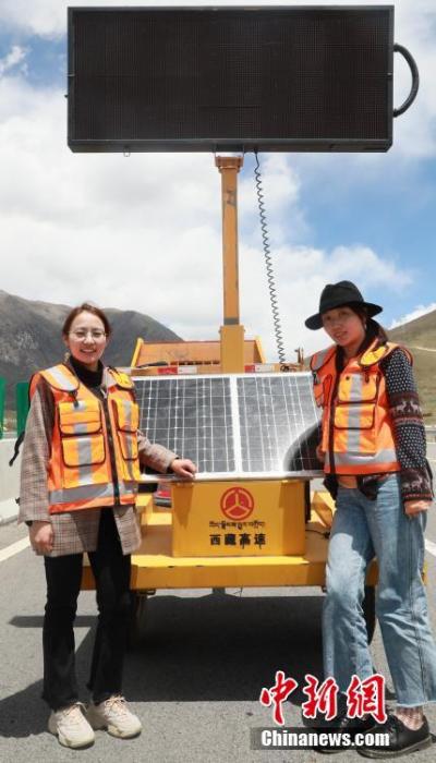 圖為萍措(右)在采訪過(guò)程中留影。(資料圖片) <a target='_blank' ><p  align=