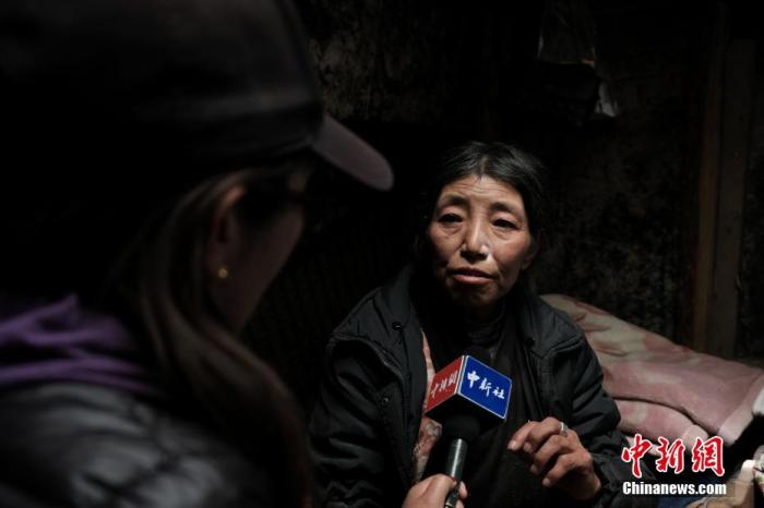 圖為8月6日，卓嘎在牧場(chǎng)小屋內(nèi)接受<a target='_blank' ></p><p  align=