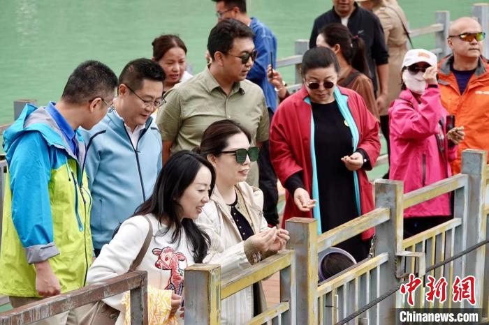 全國新的社會階層人士服務團考察林芝巴河鎮(zhèn)生態(tài)保護項目?！∧岈數┰龉﹫D