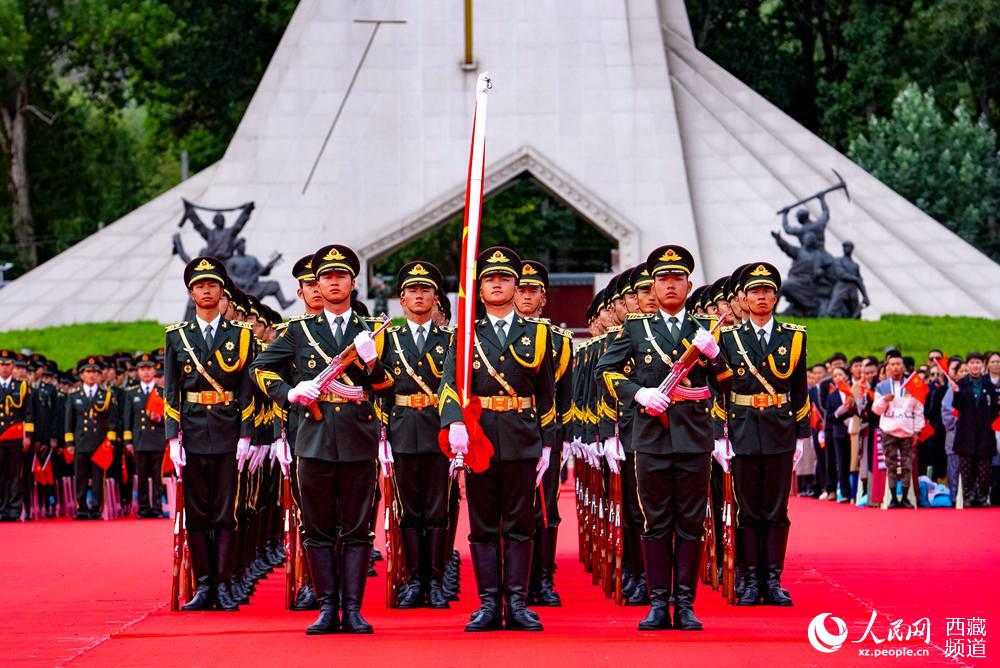 8月19日10時(shí)，慶祝西藏和平解放70周年大會(huì)在拉薩市布達(dá)拉宮廣場(chǎng)隆重舉行。這是大會(huì)舉行升旗儀式。徐馭堯 攝