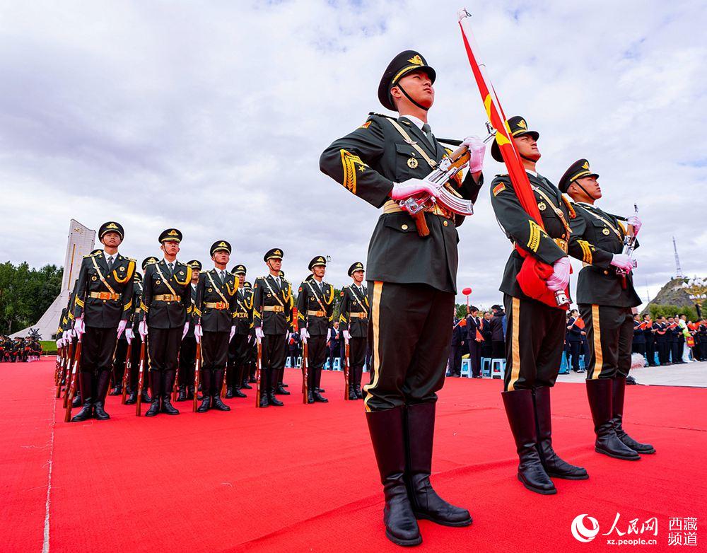 8月19日10時(shí)，慶祝西藏和平解放70周年大會(huì)在拉薩市布達(dá)拉宮廣場(chǎng)隆重舉行。這是大會(huì)舉行升旗儀式。徐馭堯 攝