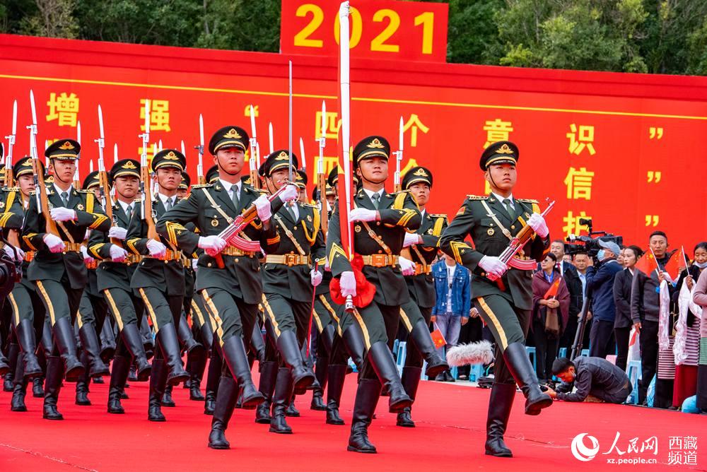 8月19日10時(shí)，慶祝西藏和平解放70周年大會(huì)在拉薩市布達(dá)拉宮廣場(chǎng)隆重舉行。這是大會(huì)舉行升旗儀式。徐馭堯 攝