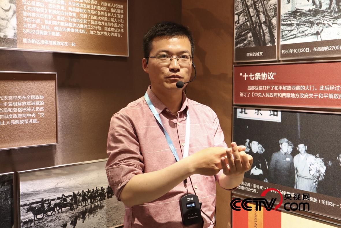 (張慶沖正在講解十八軍進(jìn)藏歷史 央視網(wǎng)記者 王靜遠(yuǎn) 攝)