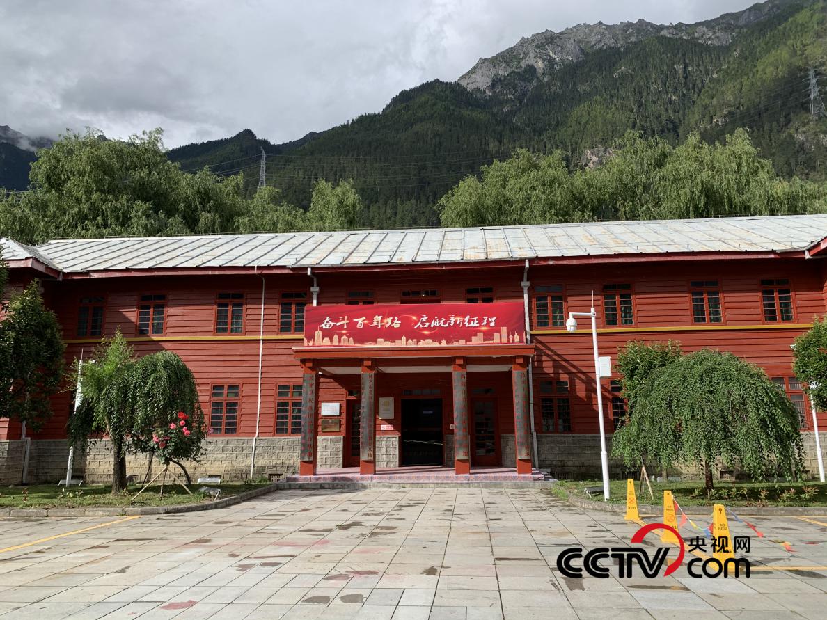 (被高山環(huán)繞的波密紅樓 央視網(wǎng)記者 王靜遠(yuǎn) 攝)